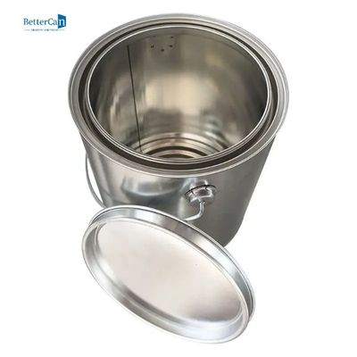 2 kufle pustych metalowych puszek po farbie z pokrywkami, wiadra z farbą w rozmiarze kwarty